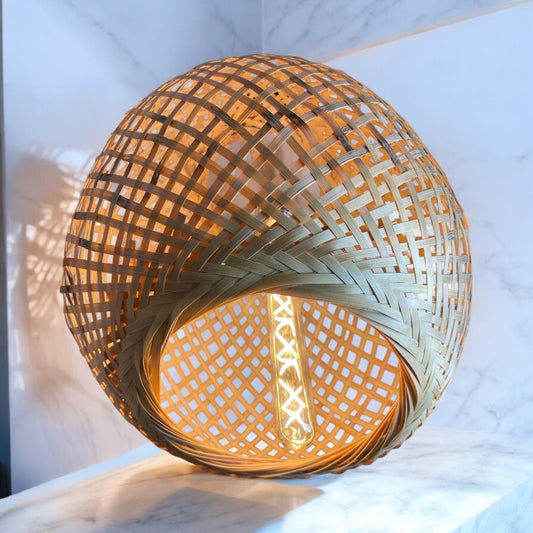 LÁMPARA ARTESANAL TEJIDA EN BAMBÚ DEL CAUCA